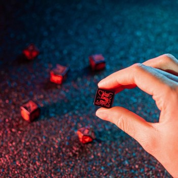  Cyberpunk RED Essential kauliukų rinkinys juodos ir raudonos spalvos